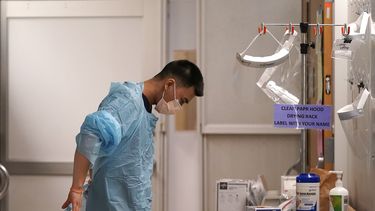 El médico Bailey Synhavong se prepara para atender a pacientes de coronavirus en el hospital UW Medical Center-Montlake en Seattle. 