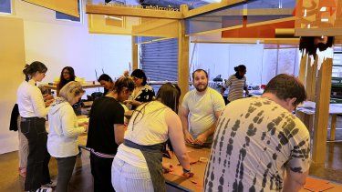 El artista Rafael Domenech realiza un taller comunitario de creación de esculturas de luz en la nueva sede de Locust Projects, en Little River, Miami, el 22 de febrero de 2023.&nbsp;