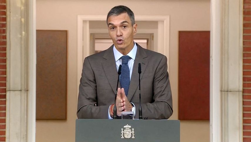El presidente del Gobierno español, Pedro Sánchez, realiza una declaración televisada desde el Palacio de La Moncloa, en Madrid, el 5 de octubre de 2026 para convocar elecciones anticipadas. (AFP)