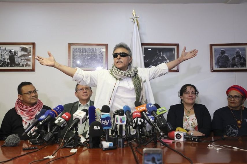 El excomandante de las FARC conocido como Jesús Santrich abre los brazos durante una conferencia de prensa en la sede del partido político de las FARC tras haber sido liberado de una segunda detención por narcotráfico en Bogotá, Colombia.