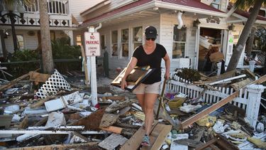 En esta foto de archivo tomada el 13 de octubre de 2018, Brandy Jessen recupera las pertenencias de la casa de su madre da&ntilde;ada por el paso de&ntilde; hurac&aacute;n Michael, en Mexico Beach, Florida. &iquest;Qu&eacute; podr&iacute;a ser peor que la pandemia que est&aacute; alterando vidas, colapsando los sistemas de salud y destruyendo la econom&iacute;a mundial? Un hurac&aacute;n durante la pandemia. Faltando menos de dos meses para que comience la temporada, la Florida ya contempla esa posibilidad.
