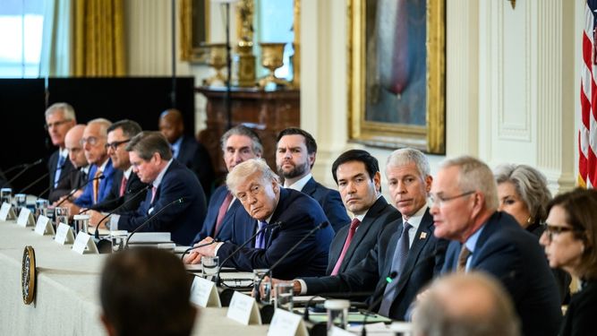 Donald Trump y miembros de su equipo reunidos con ejecutivos de empresas petroleras en la Casa Blanca el 09ENE26.&nbsp;