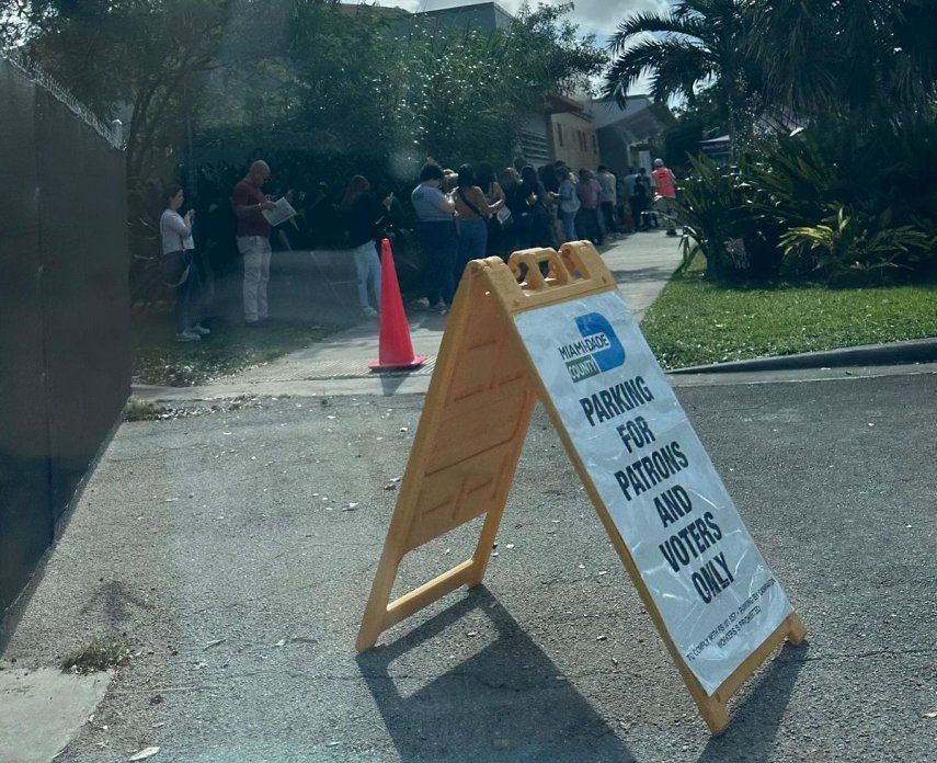 Electores hacen fila a las puertas de un centro electoral en Miami-Dade.&nbsp;