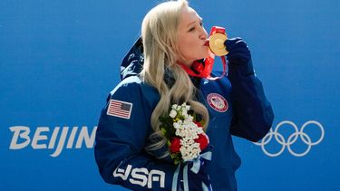 La estadounidense Kaillie Humphries besa la medalla de oro que ganó en el monobob de los Juegos Olímpicos de Invierno en Pekin 2022
