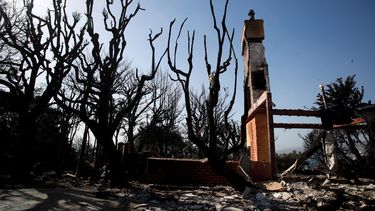 El incendio más mortífero de la historia del estado de&nbsp;California, que se ha cobrado la vida de al menos 85 personas y ha arrasado decenas de miles de viviendas, se encuentra ya totalmente bajó control, informaron hoy las autoridades.