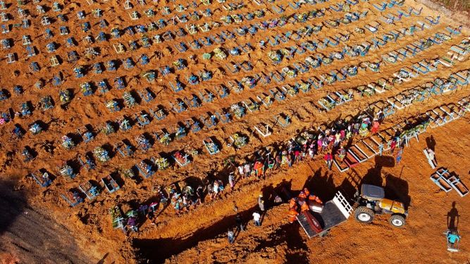 En esta foto de archivo tomada el 21 de abril de 2020 Vista aérea de trabajadores del cementerio descargando un ataúd de un camión en un área donde se cavaron nuevas tumbas en el cementerio Parque Taruma, durante la pandemia del coronavirus COVID-19 en Manaus, estado de Amazonas, Brasil . El coronavirus COVID-19 se ha cobrado más de un millón de vidas en América Latina y el Caribe, donde la vacunación avanza con demasiada lentitud para detener la pandemia, a diferencia de lugares como Estados Unidos y Europa, que ya están viendo una salida a la crisis. .