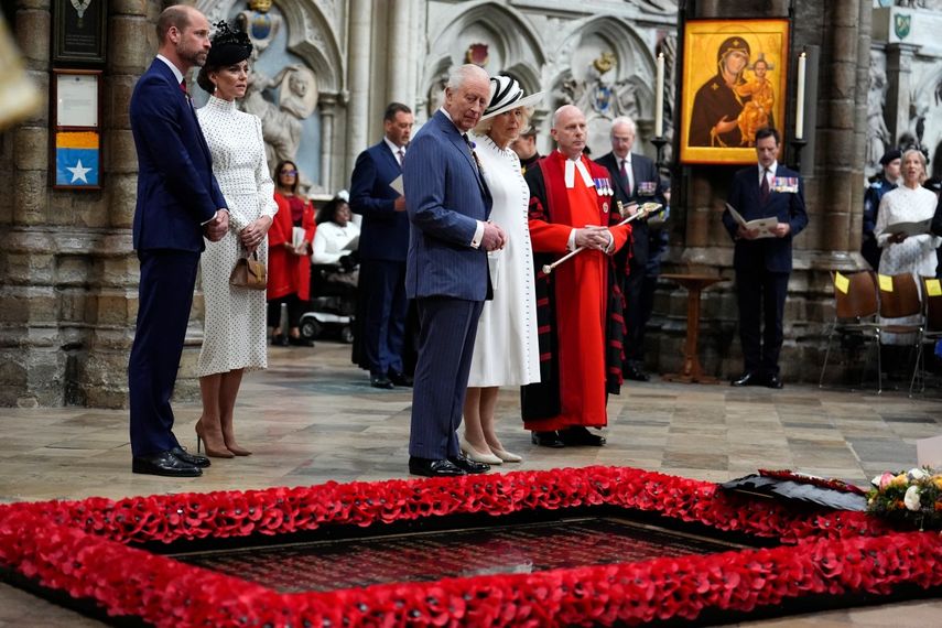 El rey Carlos III y el príncipe William junto con Kate Middleton y la reina Camila, permanecen ante la tumba del Soldado Desconocido durante un servicio de acción de gracias para conmemorar el 80 aniversario del Día de la Victoria en Europa, que marcó el final de la Segunda Guerra Mundial en Europa, en la Abadía de Westminster en Londres el 8 de mayo de 2025.