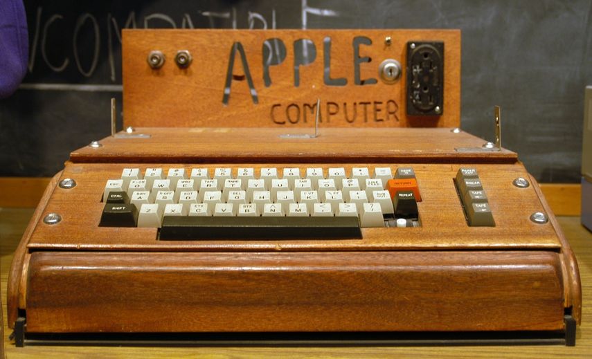 La Woz Box Apple-1 porque conserva la caja original. Además se encuentra autografiada por Steve Wozniak.