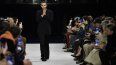 El director artístico de Balmain, Olivier Rousteing, despide el desfile de la casa en la Semana de la Moda de París. 
