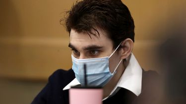 Nikolas Cruz, sospechoso en la masacre de una secundaria en Florida en febrero de 2018, sentado en una sala judicial en el condado Broward, Florida, el 4 de octubre de 2021.&nbsp;