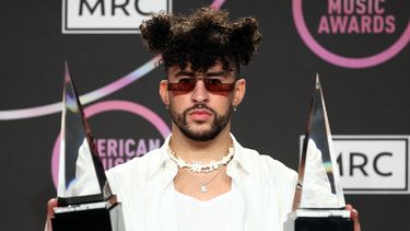 Bad Bunny, ganador del premio Artista latino masculino favorito, posa en la sala de prensa de los American Music Awards 2021 en Microsoft Theatre el 21 de noviembre de 2021 en Los Angeles, California.