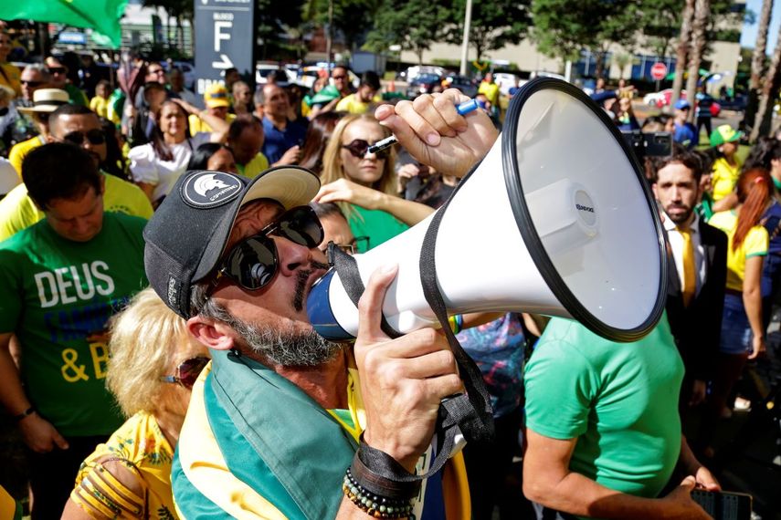 Partidarios del expresidente de Brasil, Jair Bolsonaro, gritan consignas frente a la sede del Partido Liberal a donde llegó Bolsonaro en Brasilia, Brasil, el jueves 30 de marzo de 2023. 