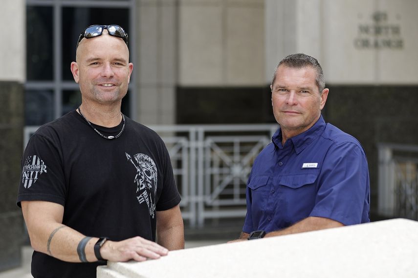 Fotograf&iacute;a del 12 de septiembre de 2019 de Eric Reynolds, izquierda, y Dave Stull, ambos polic&iacute;as, posando para una foto en Orlando, Florida.&nbsp;