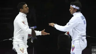 El venezolano Rubén Limardo (izquierda) estrecha la mano de su hermano Jesús, a quien venció en la final de espada de los Juegos Panamericanos, el lunes 5 de agosto de 2019, en Lima.