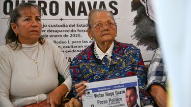Carmen Teresa Navas, muestra un cartel con la foto de su hijo Víctor Hugo Quero