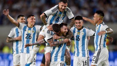 Lionel Messi (10), de Argentina, celebra con sus compañeros de la selección albiceleste después de anotar el segundo gol de su equipo en contra de Panamá, durante el partido amistoso en Buenos Aires, el jueves 23 de marzo de 2023.&nbsp;