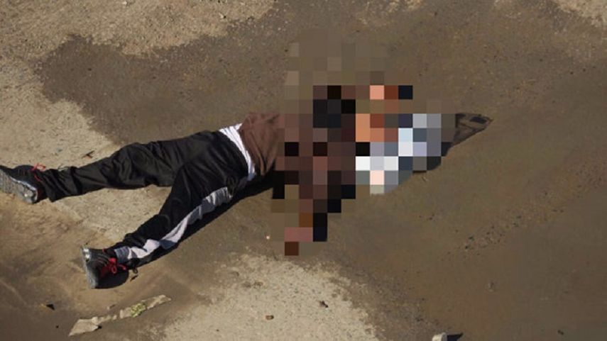 A un costado del cuerpo se encontró una bolsa de plástico transparente con insignias de las autoridades migratorias estadounidenses, como las que se entregan a las personas cuando son deportadas.