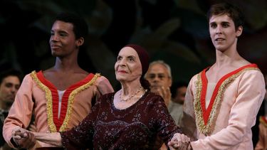 Alicia Alonso es escoltada por los bailarines Osiel Gounoud, izquierda, y Dani Hern&aacute;ndez, durante el cierre de la 23ra edici&oacute;n del Festival Internacional de Ballet en el Teatro Garc&iacute;a Lorca en La Habana.