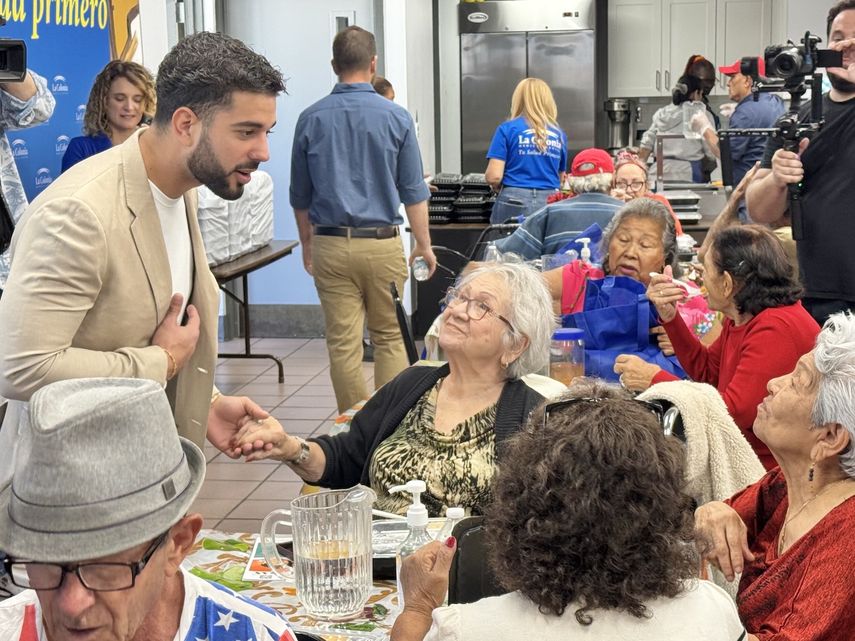 Jorge Acevedo Jr. saluda a asistentes al evento por Acción de Gracias, en el centro comunitario De Hostos. 