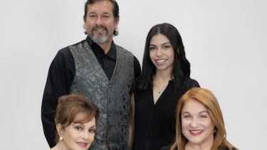 El elenco de la obra Casa de muñecas 2, el Regreso de Nora,&nbsp;las actrices Lupita Ferrer, Lili Rentería y Ariadna González, junto al actor Raúl Cruz.&nbsp;