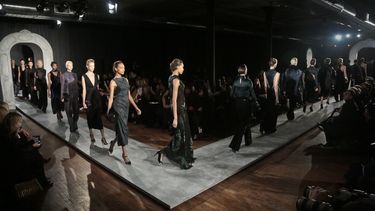 En esta fotograf&iacute;a del 7 de febrero de 2014, el dise&ntilde;ador Jason Wu muestra su propuesta para el oto&ntilde;o en la Semana de la Moda de Nueva York.