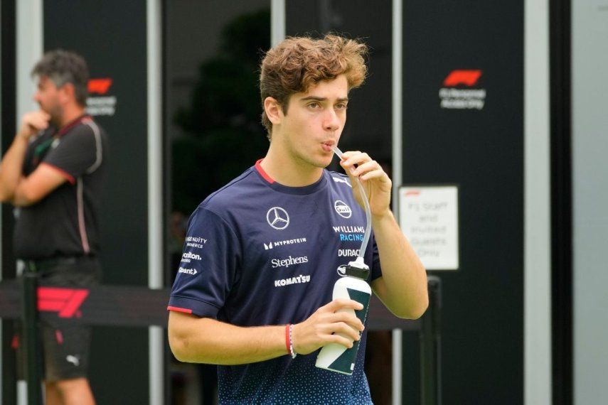 El piloto de Williams, Franco Colapinto de Argentina, llega a la primera sesión de prácticas del Gran Premio de Fórmula 1 de Singapur en el circuito callejero de Marina Bay, en Singapur, el viernes 20 de septiembre de 2024. 