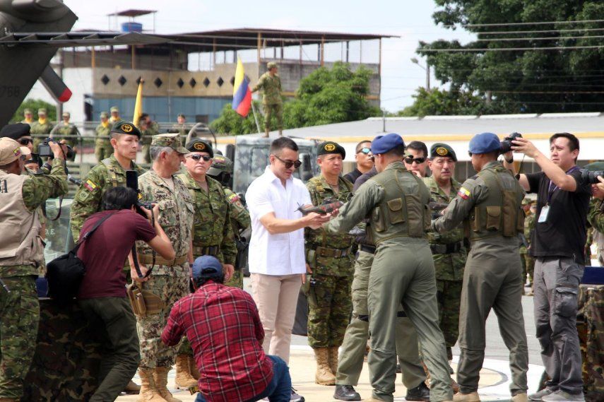 El presidente de Ecuador, Daniel Noboa (C), participa en una ceremonia de entrega oficial de helicópteros H225 al Ejército ecuatoriano en el Fuerte Militar Huancavilca en Guayaquil, Ecuador, el 2 de junio de 2025.