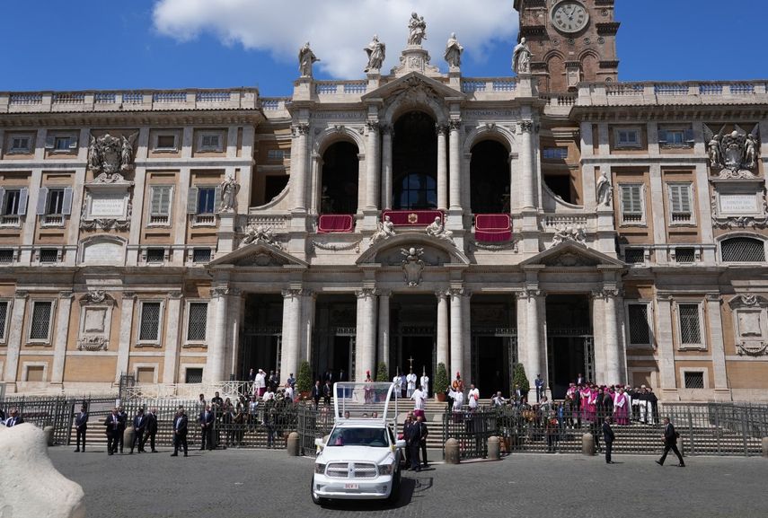 El coche fúnebre que transportaba el ataúd del difunto Papa Francisco llegó a la Basílica de Santa María la Mayor en Roma el 26 de abril de 2025.
