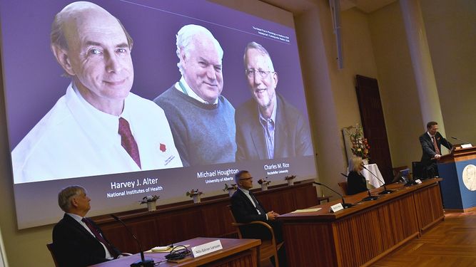 Thomas Perlmann, en el extremo derecho, secretario de la Asamblea del Nobel, anuncia los ganadores del Nobel de Medicina en una conferencia de prensa en el Instituto Karolinska de Estocolmo, Suecia, el lunes 5 de octubre de 2020. La entrega iniciará esta semana.&nbsp;