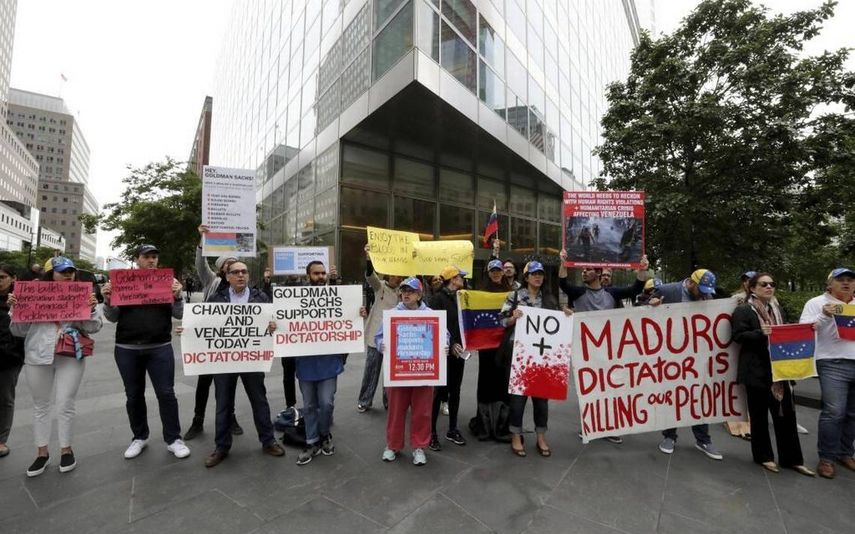 Venezolanos en Nueva York participan en una manifestación contra la firma estadounidense de inversiones Goldman Sachs. 