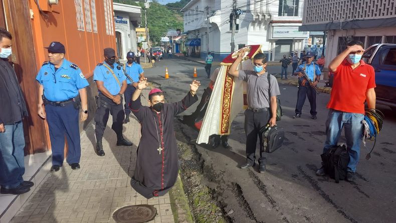 Policía acordona curia y asedia a obispo en Nicaragua