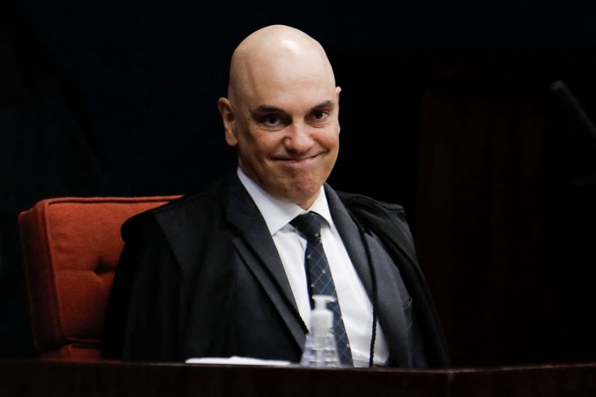 El juez del Tribunal Supremo Alexandre de Moraes sonrìe durante una audiencia en el Tribunal Supremo de Brasil después de ordenar arresto domiciliario para el expresidente Jair Bolsonaro en Brasilia el 5 de agosto de 2025.