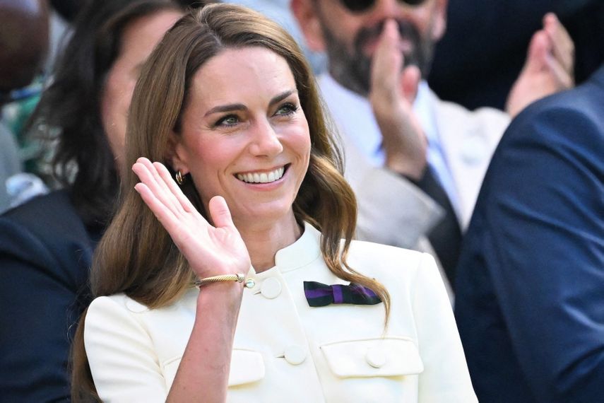 Kate Middleton saluda a su llegada al palco real en la cancha central para el partido final de tenis individual femenino entre la polaca Iga Swiatek y la jugadora estadounidense Amanda Anisimova en el All England Lawn Tennis and Croquet Club en Wimbledon, el 12 de julio de 2025.&nbsp;