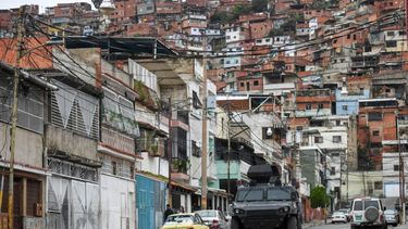 Un vehículo blindado VN-4 de una unidad especial de la Policía Nacional recorre una de las calles principales del barrio Cota 905 luego de tres días de enfrentamientos con presuntos integrantes de una banda criminal, en Caracas el 9 de julio de 2021.