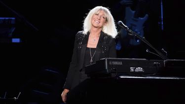 Christine McVie de la banda Fleetwood Mac durante un concierto en el Madison Square Garden en Nueva York el 6 de octubre de 2014.McVie, la conmovedora música británica que cantó muchos de los más grandes éxitos de Fleetwood Mac, ha muerto a los 79 años.