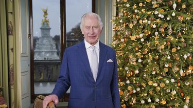 El rey Carlos III de Inglaterra posa para una foto durante la grabación de su mensaje navideño en Londres, el sábado 7 de diciembre de 2023.&nbsp;