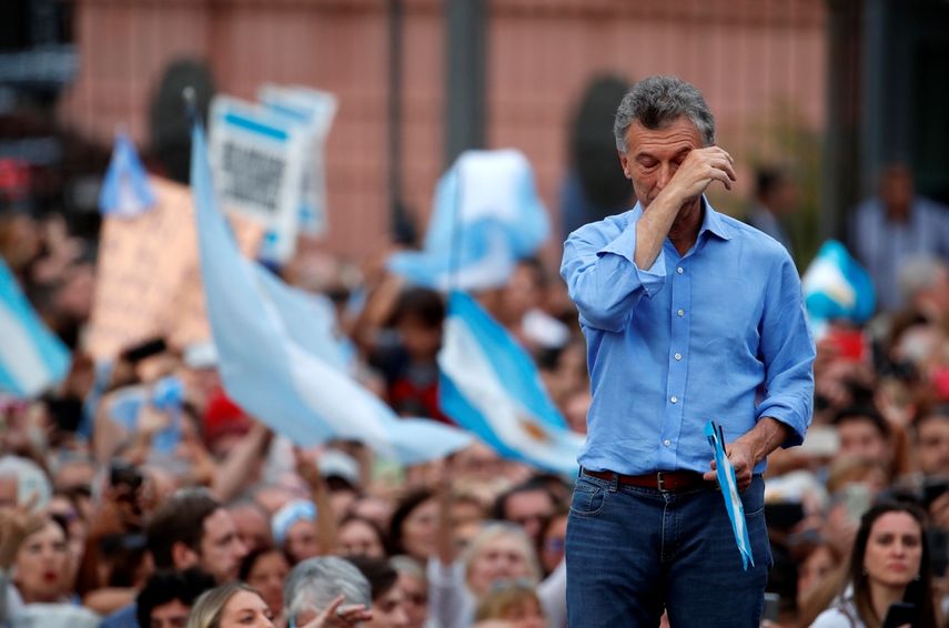 El presidente argentino Mauricio Macri se enjuga una l&aacute;grima durante un mitin en su apoyo en Buenos Aires, Argentina, el s&aacute;bado 7 de diciembre de 2019