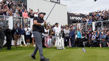 Phil Mickelson en el primer tee durante la primera ronda de la primera edición del LIV Golf Invitational enSt. Albans, Inglaterra, el jueves 9 de junio de 2022. Participa actualmente en la liga de Arabia Saudí, en lugar del PGA Tour