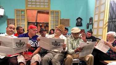 Vivir del cuento también se consume fuera de la Isla, por los emigrados que lo ven en YouTube o Facebook.