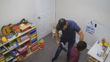 Momento en que el RBT lanza un zapato contra el menor durante la sesión terapéutica.