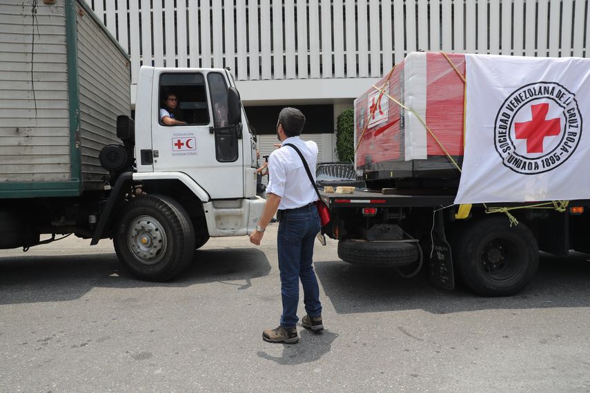 &nbsp;Fotografía de vehículos de la&nbsp;Cruz&nbsp;Roja&nbsp;que hacen parte de una caravana que transporta ayuda humanitaria en Caracas.