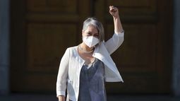 Jeannette Jara, nombrada Ministra de Trabajo por el presidente electo chileno Gabriel Boric, hace un gesto antes de la presentación del gabinete de gobierno de Boric en el Museo de Historia Natural de Santiago, el 21 de enero de 2022.&nbsp;