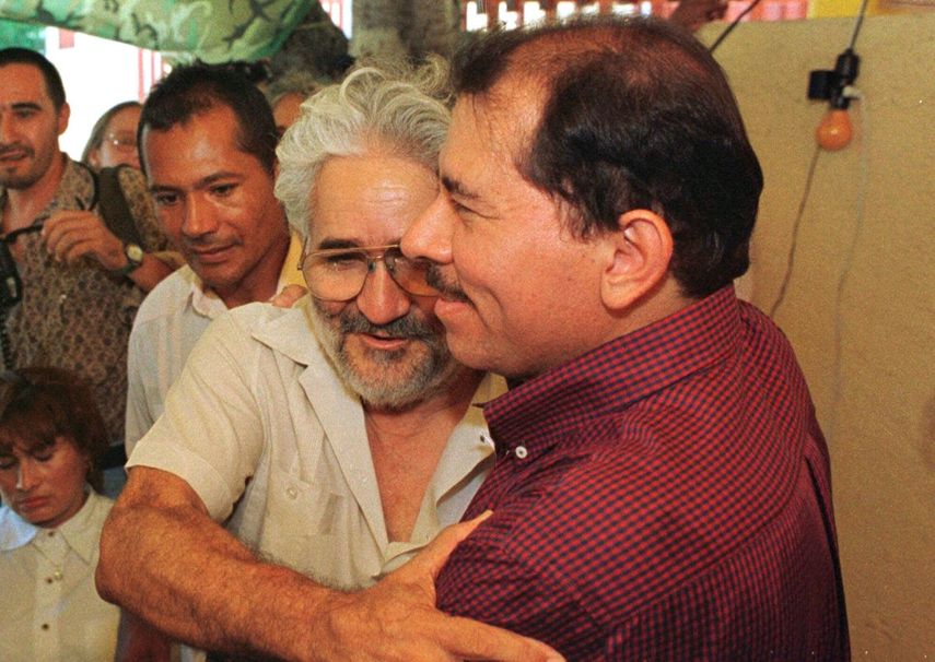 En esta foto de archivo del 21 de septiembre de 1998, el exguerrillero sandinista Ed&eacute;n Pastora abraza a Daniel Ortega, en Managua, Nicaragua.&nbsp;