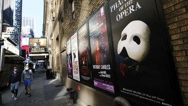 Carteles de espectáculos de teatros en Broadway aparecen afuera del teatro Richard Rodgers durante el cierre por la pandemia de COVID-19 en Nueva York, el 13 de mayo de 2020.&nbsp;