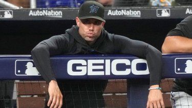 El mánager de los Marlins de Miami, Skip Schumaker, observa desde el dugout un juego en contra de los Filis de Filadelfia, el 31 de julio de 2023.