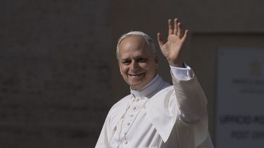 El Papa León XIV recorre la plaza de San Pedro en Papamóvil por primera vez antes de la misa de inicio de su Pontificado, a 17 de mayo de 2025, en Ciudad del Vaticano.&nbsp; Foto de archivo. &nbsp;