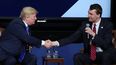 El presidente Donald Trump estrecha la mano del activista conservador Charlie Kirk en un foro en la Casa Blanca el 22 de marzo de 2018 en Washington, DC. El activista e influencer juvenil de la derecha estadounidense fue un importante aliado del presidente Trump; fue asesinado el 10 de septiembre de 2025.
