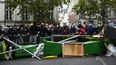 Manifestantes en Francia forman una cadena frente a un bloqueo vial durante una protesta en solidaridad con estudiantes de secundaria, cerca de la universidad Sciences Po (Instituto de Estudios Políticos de París), en el marco de un movimiento nacional de protestas por las condiciones educativas, en París, el 7 de octubre de 2026.