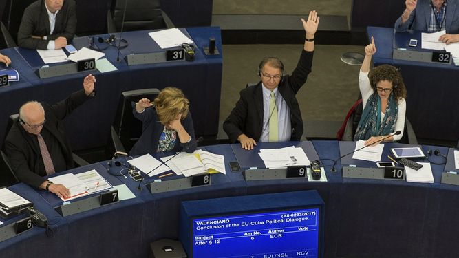 Varios eurodiputados votan sobre el acuerdo de diálogo entra la Unión Europea y Cuba&nbsp;en el Parlamento Europeo en Estrasburgo, Francia, este 5 de julio de 2017. El documento aprobado contiene nuna cláusula sosbre derechos humanos que no ha sido bien recibida por el régimen de La Habana.