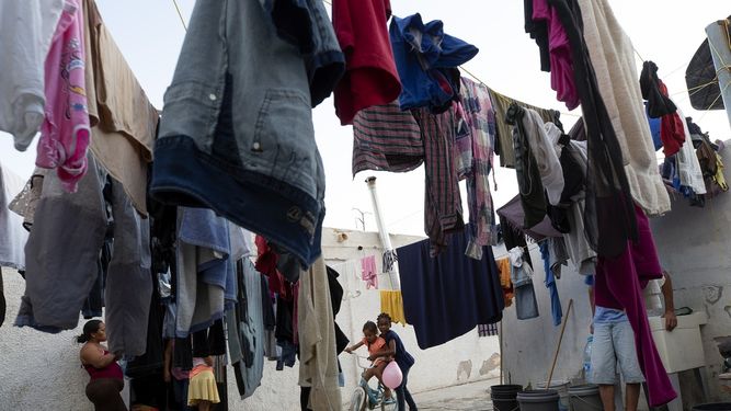 Una mujer embarazada observa a niña africana que juega con una hondureña en el albergue para migrantes El Buen Pastor en Ciudad Juárez. según ACLU, las migrantes embarazadas que buscan asilo en Estados Unidos no deben ser enviadas a México